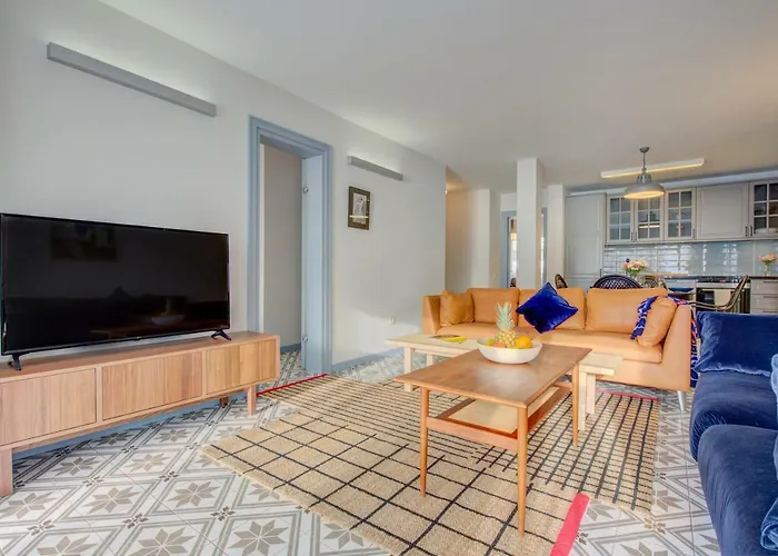 Modern, Bright And Welcoming Oceanfront Apartment