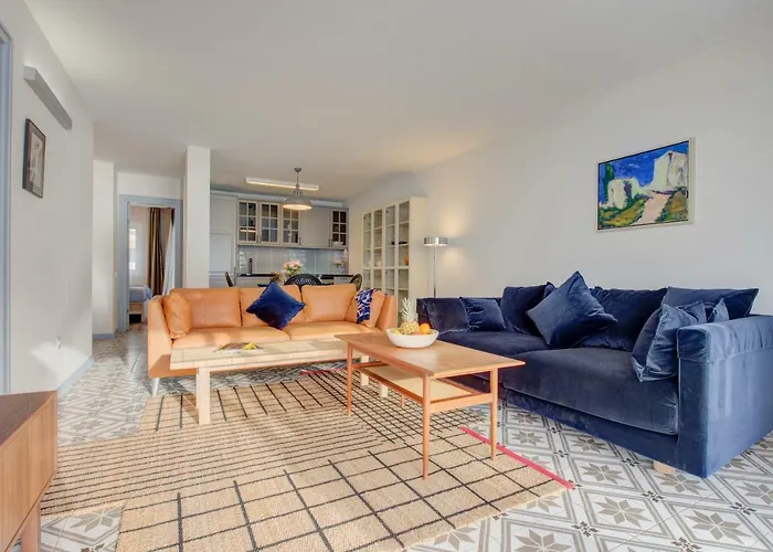 Modern, Bright And Welcoming Oceanfront Apartment
